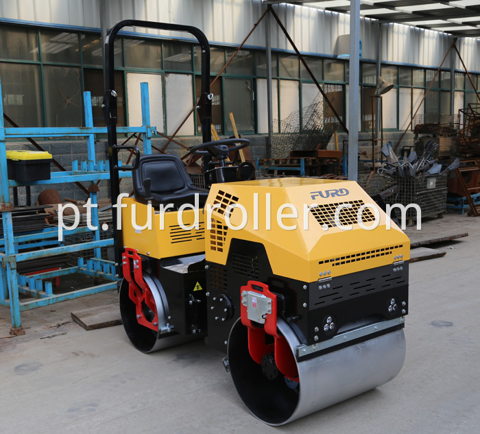 Small asphalt roller 